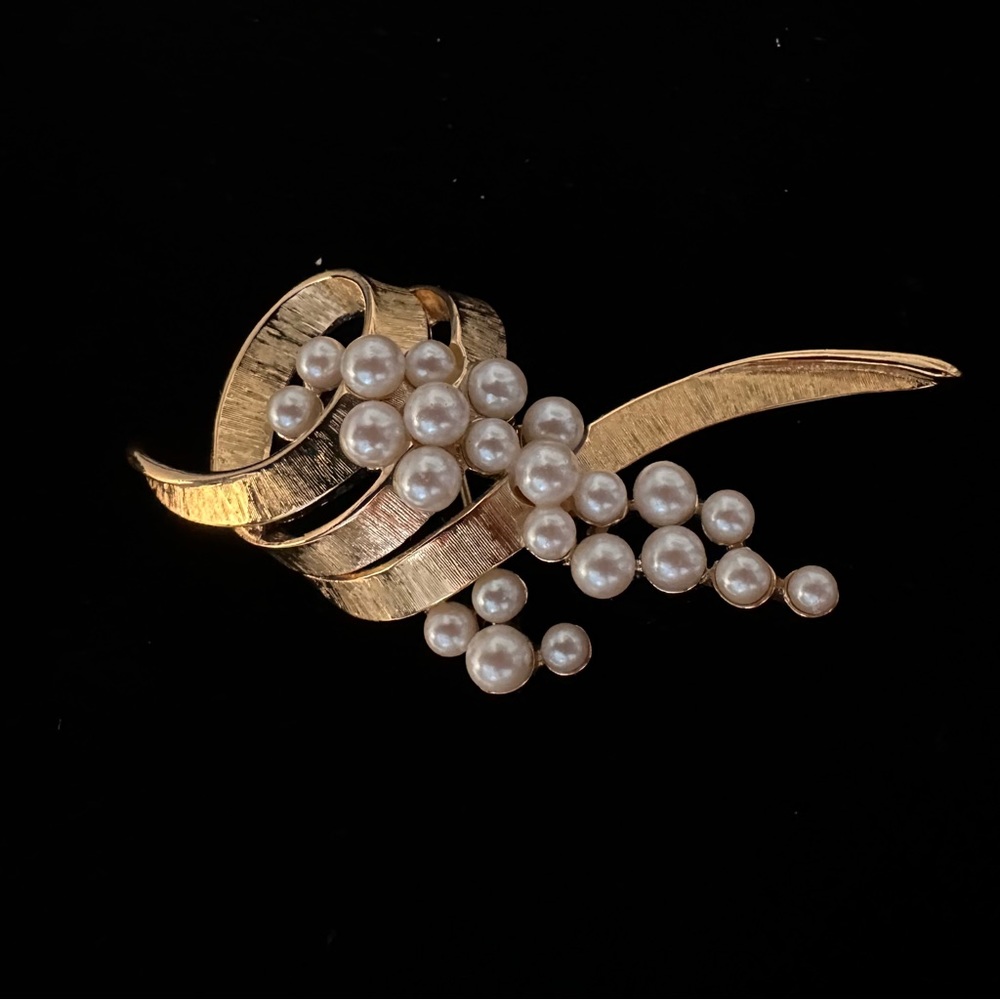 MONET VINTAGE GOLD TONE AND FAUX PEARL BROOCH